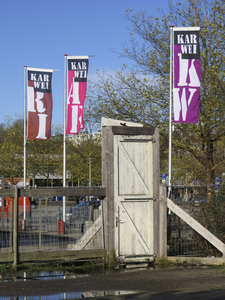906659 Afbeelding van een tijdelijke poort die het terrein van het Bodencentrum (Brailledreef) te Utrecht verbindt met ...